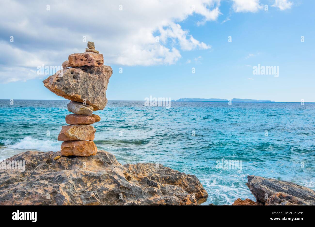 Zerklüftete Küste Mallorcas am Cap de Ses Salines Stockfoto