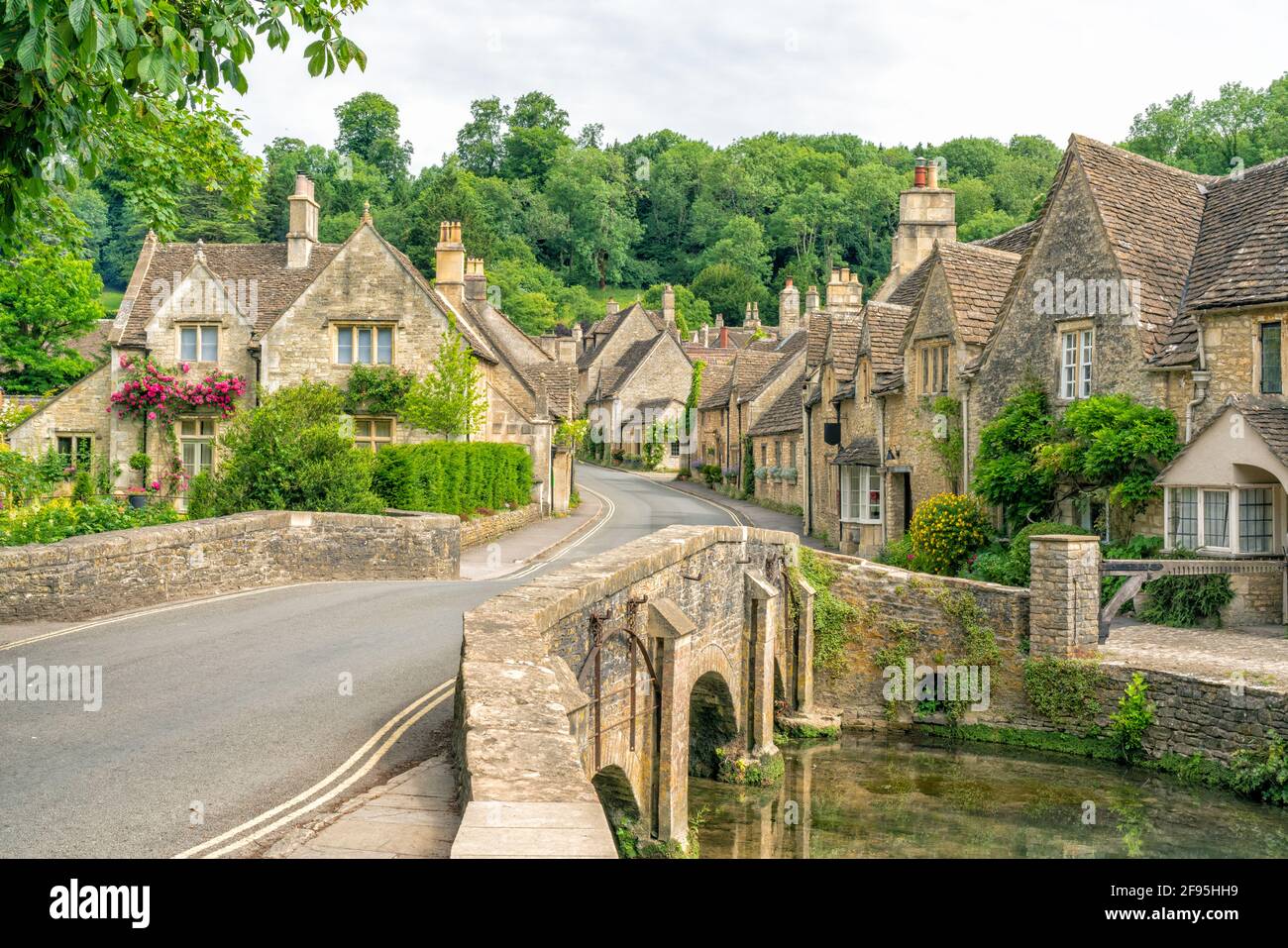 Dorf Castle Combe, Wiltshire, UK. Brücke über den Fluss Bybrook Stockfoto