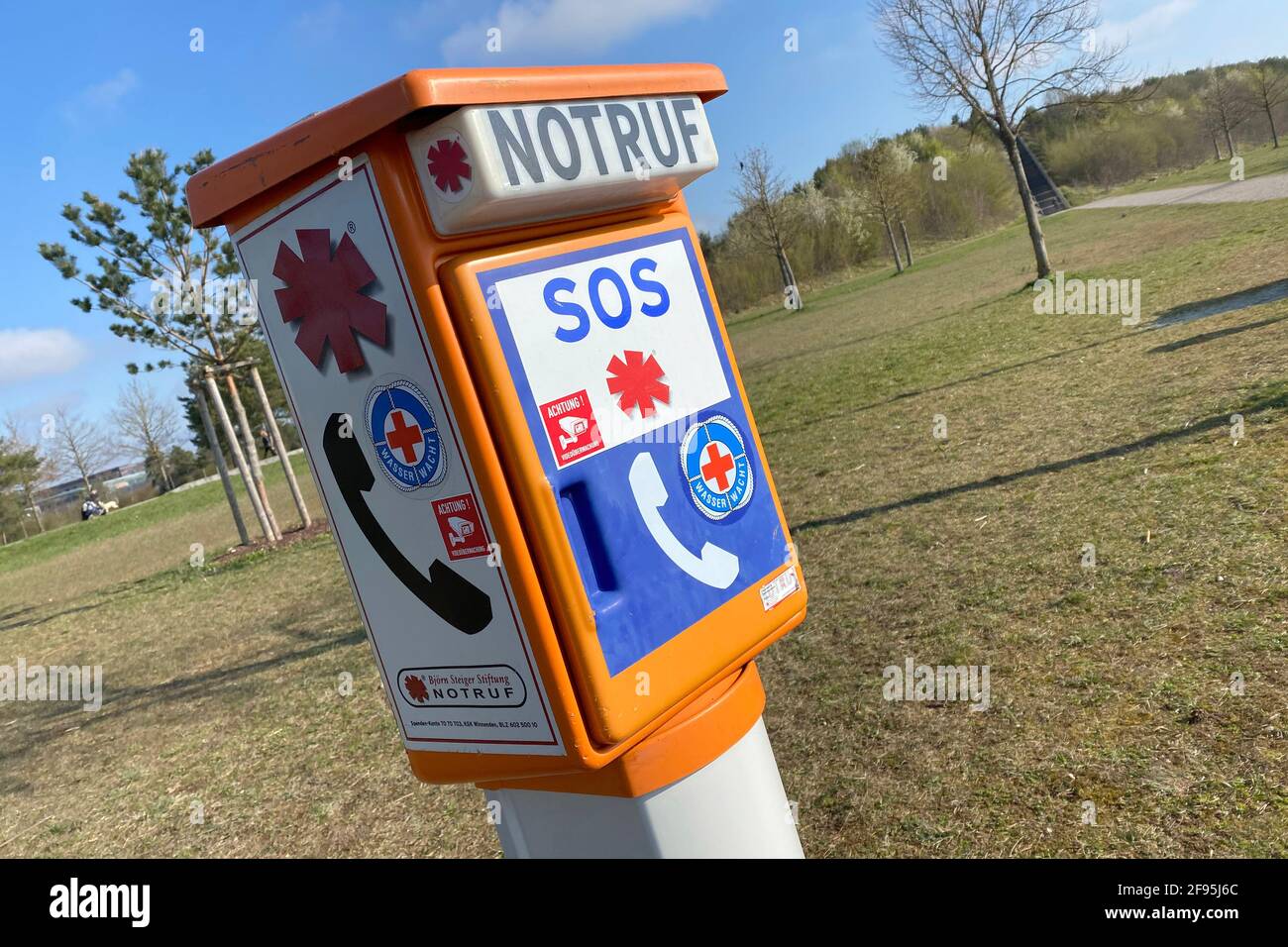 München, Deutschland. April 2021. SOS-Notrufsäule im Riemer Park im Osten Münchens. Credit: dpa/Alamy Live News Stockfoto