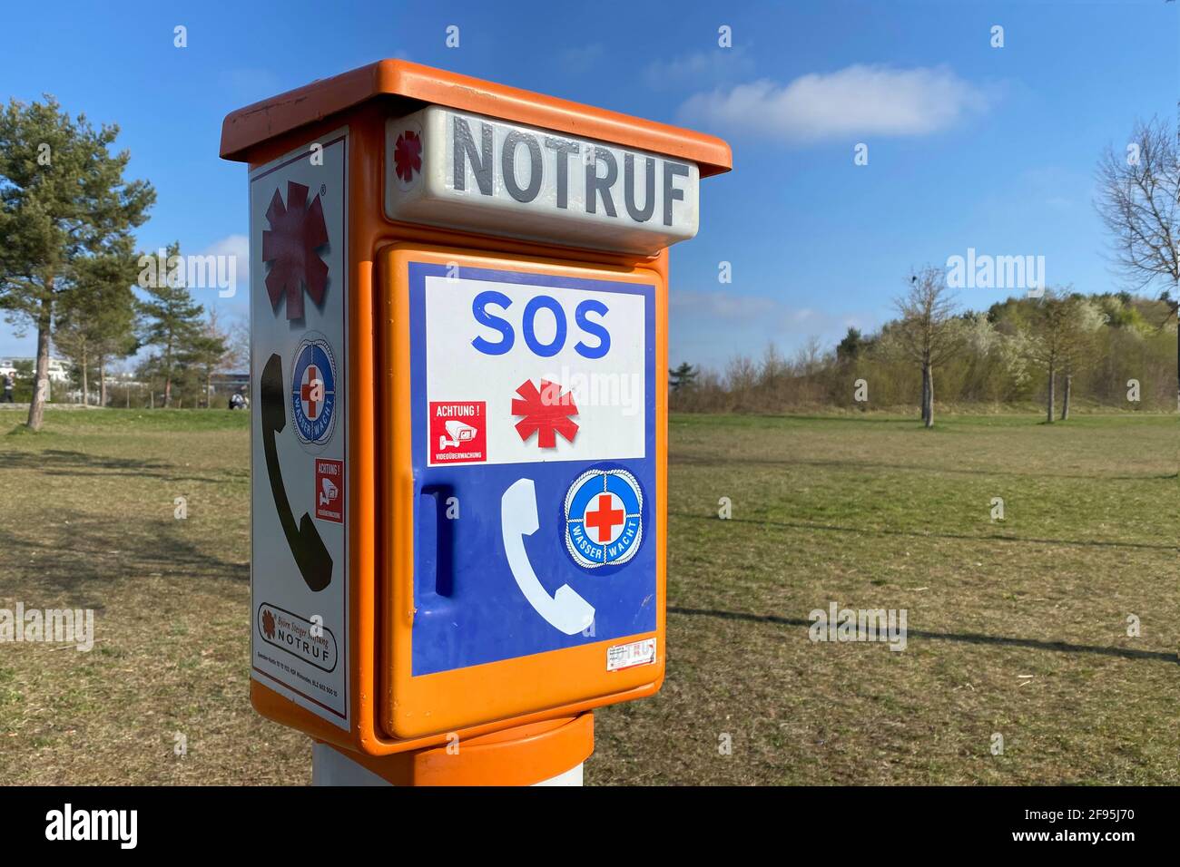 München, Deutschland. April 2021. SOS-Notrufsäule im Riemer Park im Osten Münchens. Credit: dpa/Alamy Live News Stockfoto
