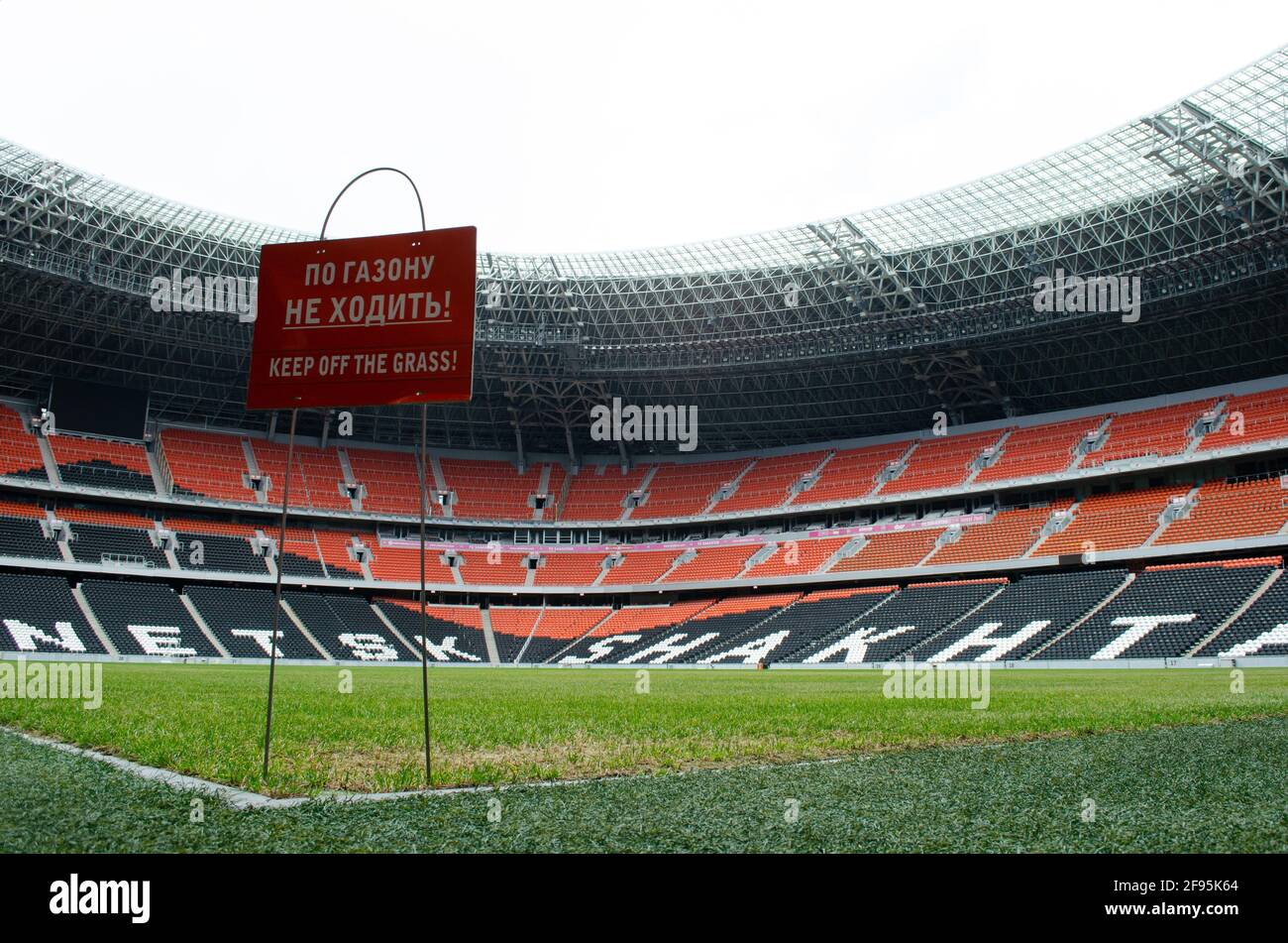 16. April 2021. Donezk Region, Ukraine. Die Stände befinden sich im Stadion der Donbass Arena des Fußballvereins Schachtar (Donezk) in der selbsternannten Volksrepublik Donezk. Jetzt akzeptiert das Stadion keine Spiele. Stockfoto