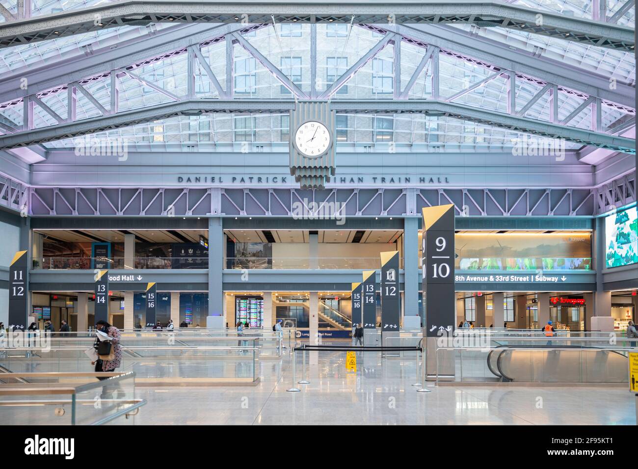 New York City - April 8 2021: Innenansicht der Moynihan Train Hall am Bahnhof Pennsylvania in Midtown Manhattan, NYC Stockfoto