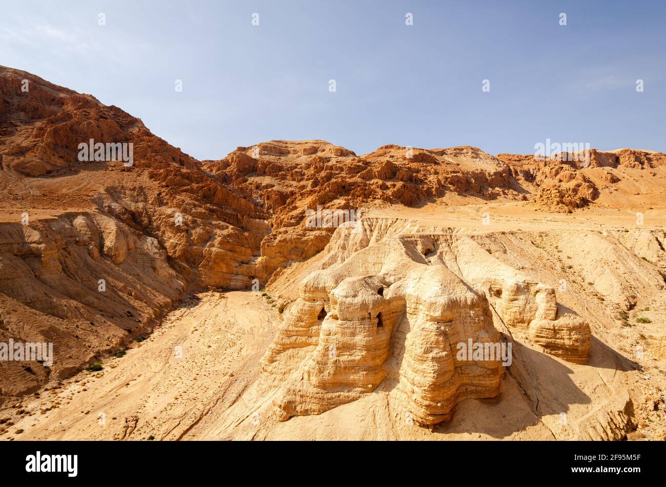 Höhle des Toten Meeres Schriftrollen, bekannt als Qumran Höhle 4, eine der Höhlen, in denen die Schriftrollen in den Ruinen von Khirbet Qumran in der Wüste gefunden wurden Stockfoto