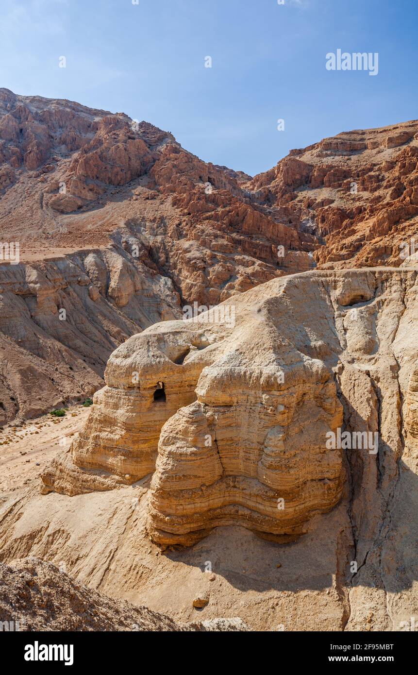 Höhle des Toten Meeres Schriftrollen, bekannt als Qumran Höhle 4, eine der Höhlen, in denen die Schriftrollen in den Ruinen von Khirbet Qumran in der Wüste gefunden wurden Stockfoto