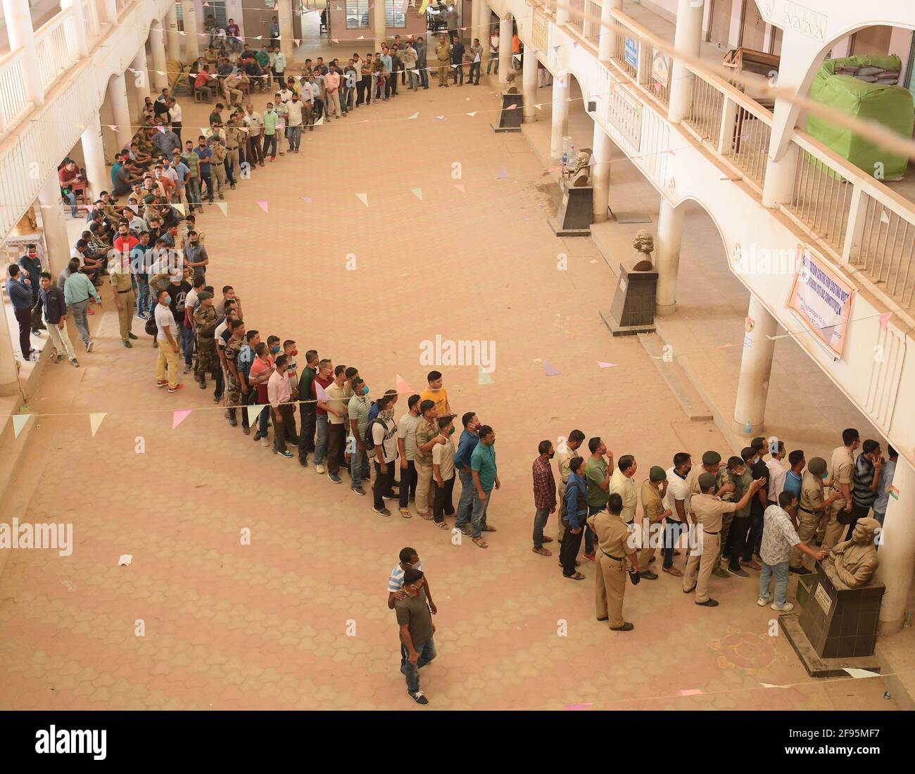 Abhisek Saha / Le Pictorium - Abstimmung für Regierungsmitarbeiter In indien - 31/3/2021 - Indien / Tripura / Agartala - Sicherheitspersonal bei einem pollin Stockfoto