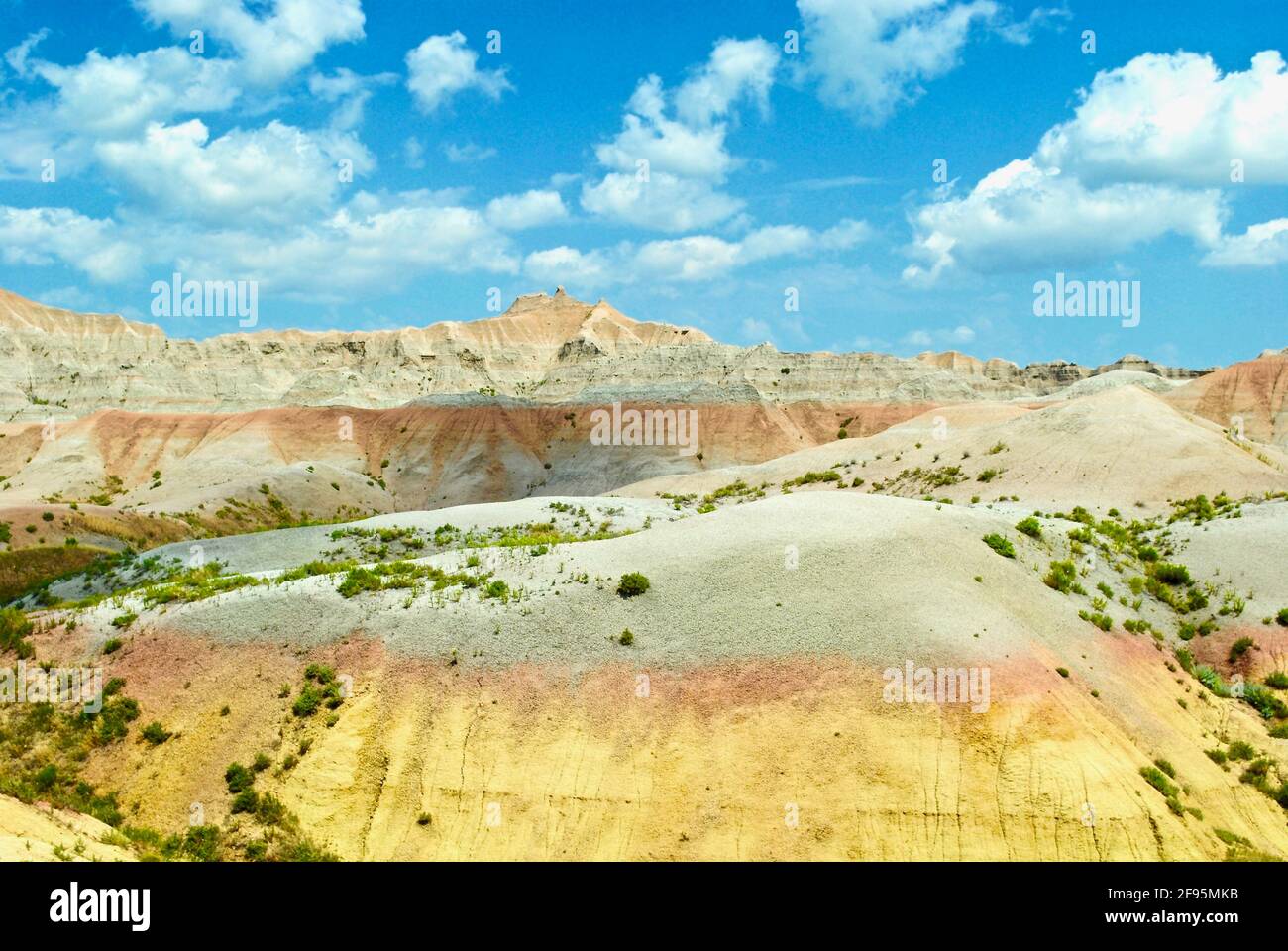 Gelbe Mounds überblicken die Badlands Loop Road im Badlands National Park (Lakota: Makȟóšiča) in South Dakota, USA. Stockfoto