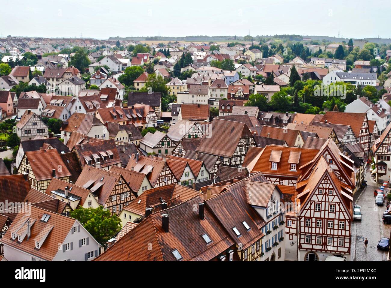 Traditionelle deutsche, rot gedeckte Fachwerkhäuser vom Blauen Turm in Bad Wimpfen im Landkreis Heilbronn aus gesehen. Stockfoto