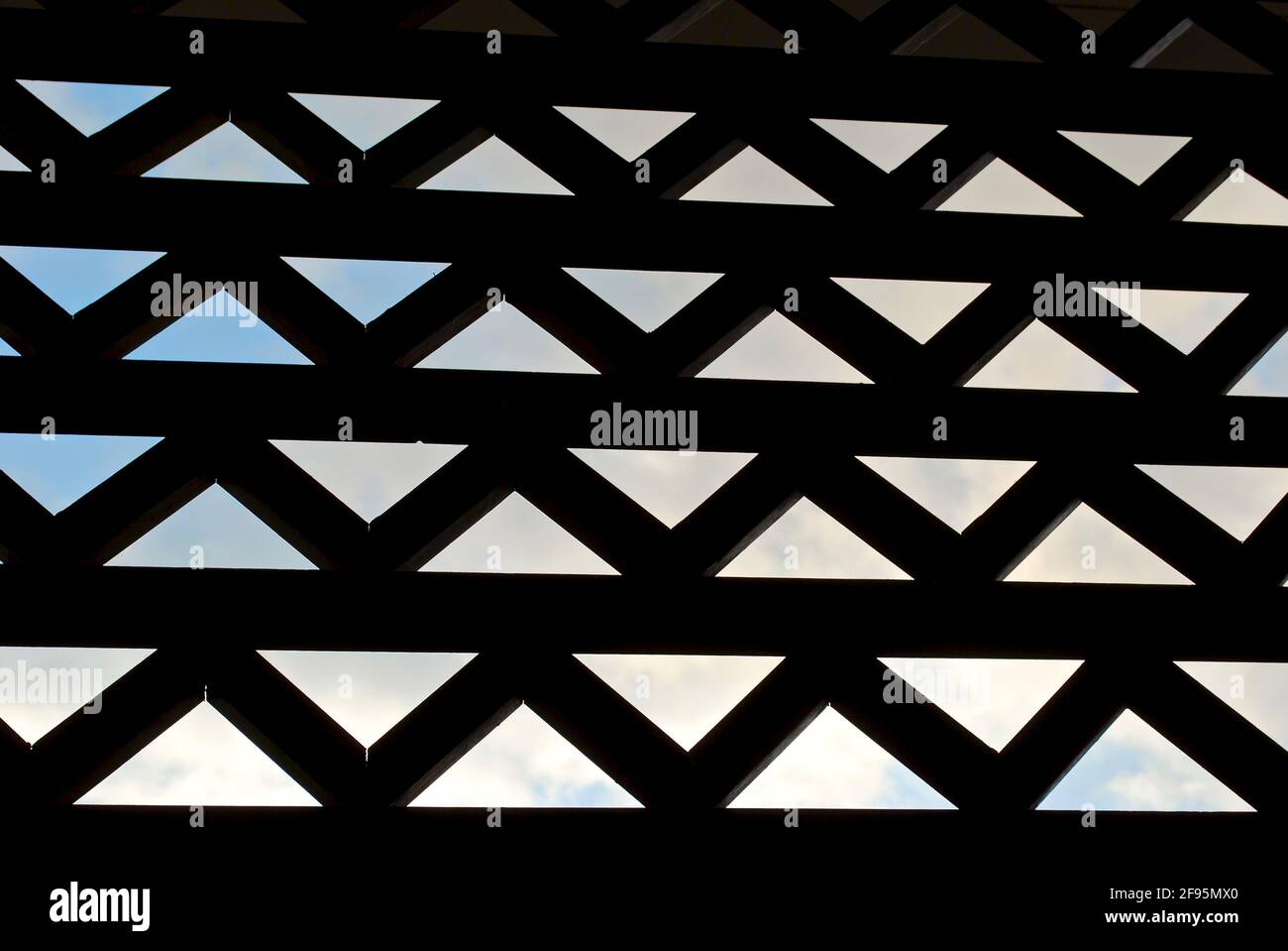 Balinesisches Dreieck-Muster in Schatten mit Himmel und Wolken im Hintergrund. Stockfoto