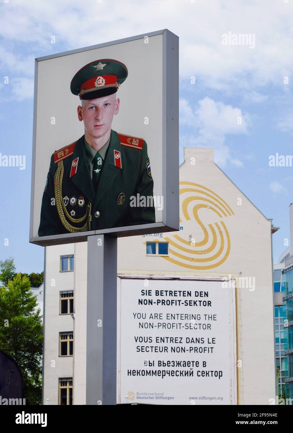 BERLIN, DEUTSCHLAND: Checkpoint Charlie Berlin Mauerübergang zwischen Ost- und Westdeutschland. Melden Sie sich auf Deutsch, Englisch und Russisch an. Non-Profit-Sektor. Stockfoto