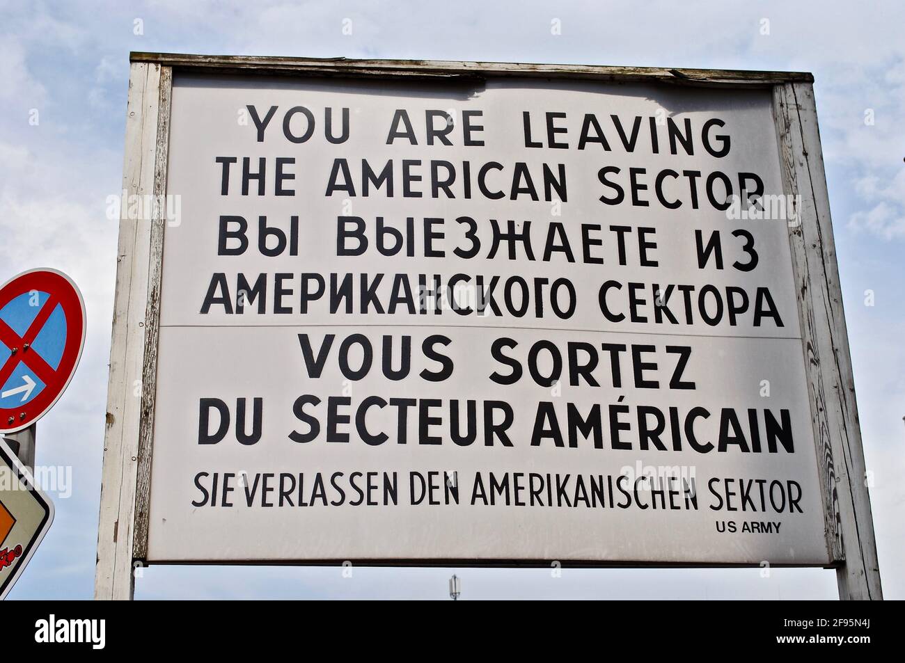 BERLIN, DEUTSCHLAND: Checkpoint Charlie Berlin Mauerübergang zwischen Ost- und Westdeutschland. Melden Sie sich auf Deutsch, Englisch und Russisch an. Stockfoto