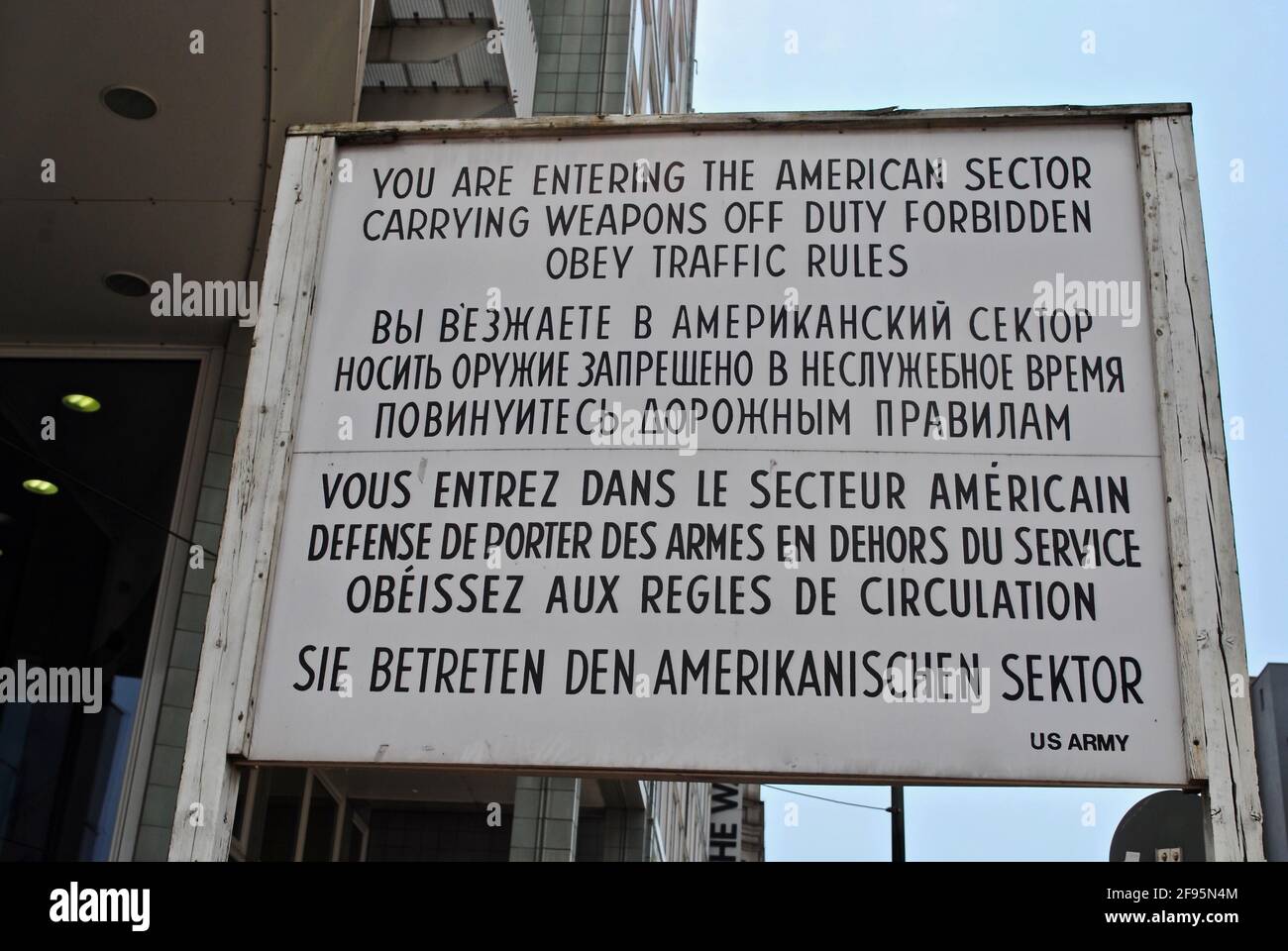 BERLIN, DEUTSCHLAND: Checkpoint Charlie Berlin Mauerübergang zwischen Ost- und Westdeutschland. Melden Sie sich auf Deutsch, Englisch und Russisch an. Stockfoto