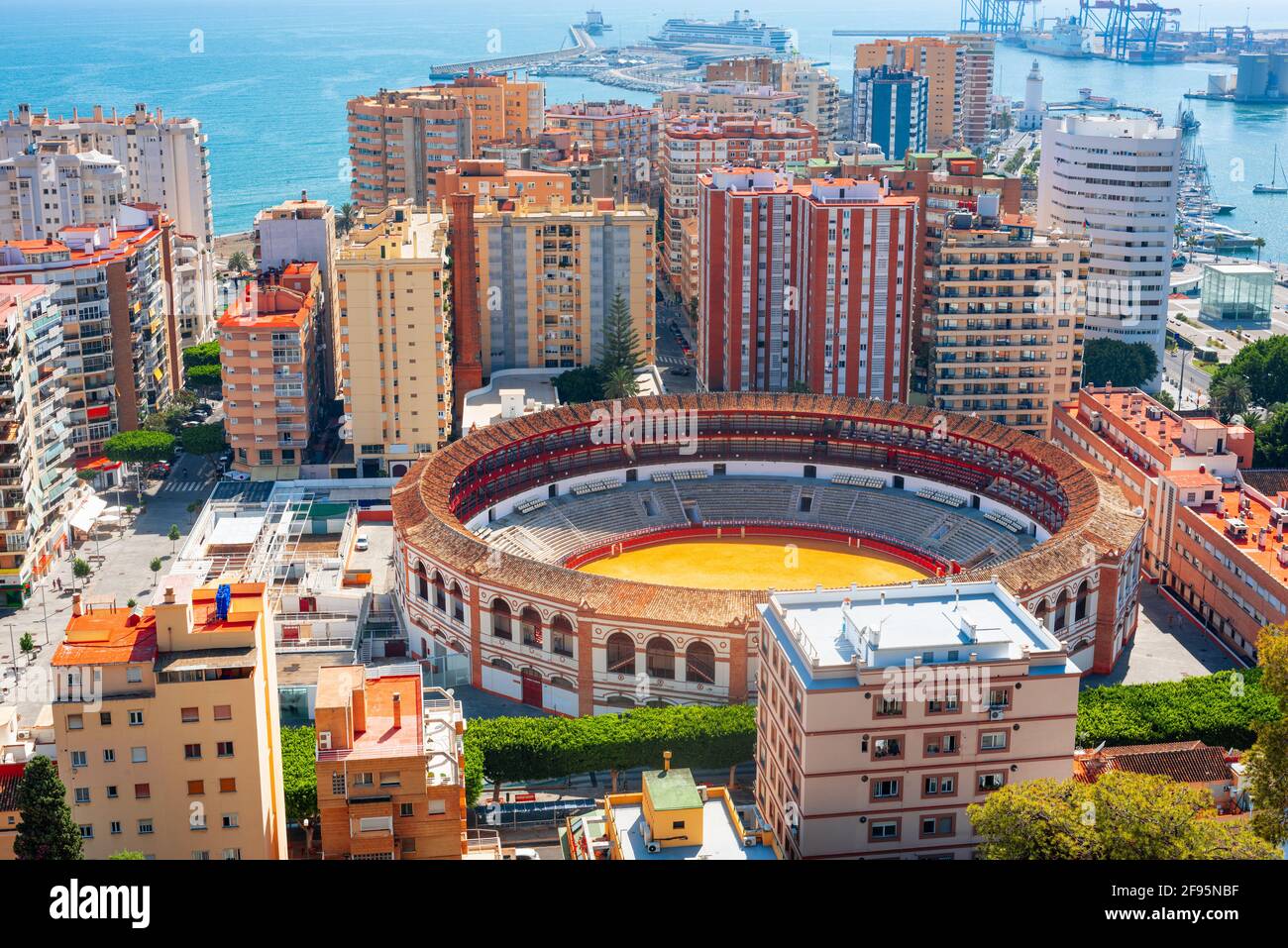 Malaga, Spanien Skyline zum Mittelmeer am Nachmittag. Stockfoto