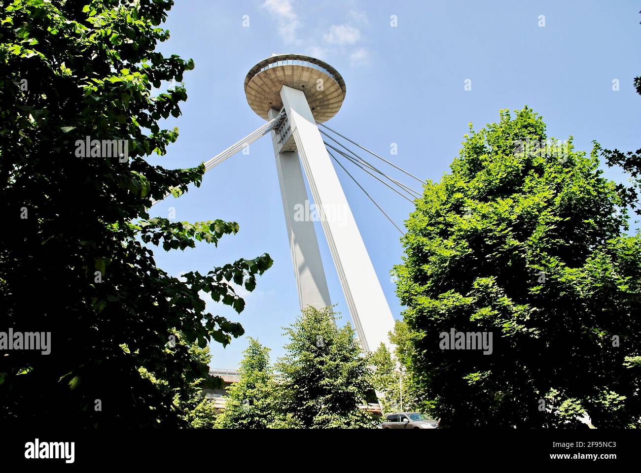 Die meisten SNP (Brücke des Slowakischen Nationalaufstandes), auch Most Slovenského národného povstania oder die UFO-Brücke genannt, in Bratislava, Slowakei. Stockfoto