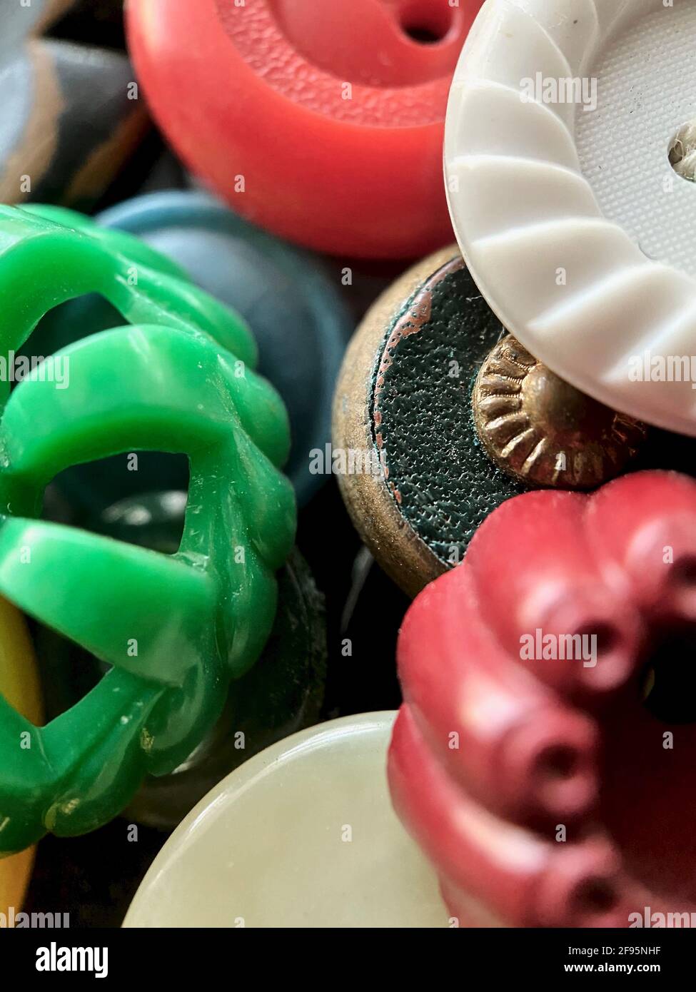 Mehrfarbige Antik- oder Vintage-Nähknöpfe: Zelluloid-Knöpfe, Bakelit-Knöpfe, Lucite-Knöpfe, Gemüse-Elfenbein, Metall, porzellan, Glas, Kunststoff Stockfoto