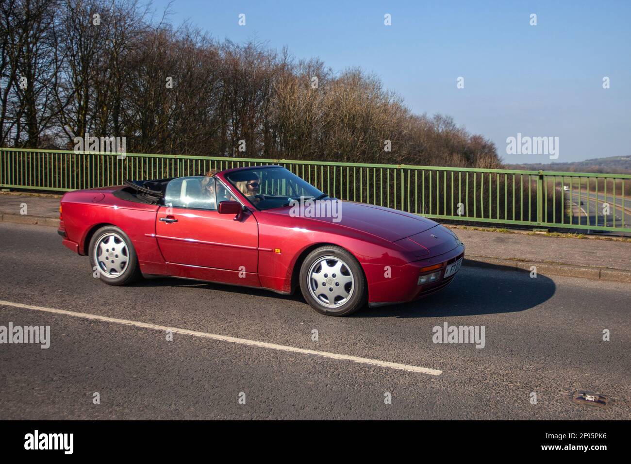 1990 90s neunziger Jahre Porsche 944 S3 Cabriolet; Fahrzeuge, Autos, Fahrzeuge, die auf britischen Straßen fahren, Motoren, auf dem englischen Autobahnnetz von M6 fahren Stockfoto