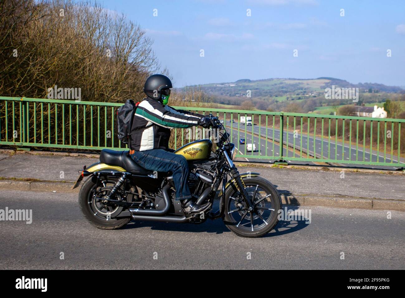 2018 Harley Davidson Xi 8883 N Eisen 16; Motorradfahrer; zweirädriger Transport, Motorräder, Fahrzeug auf britischen Straßen, Motorräder, Motorradfahrer, die in Manchester, Großbritannien, unterwegs sind Stockfoto