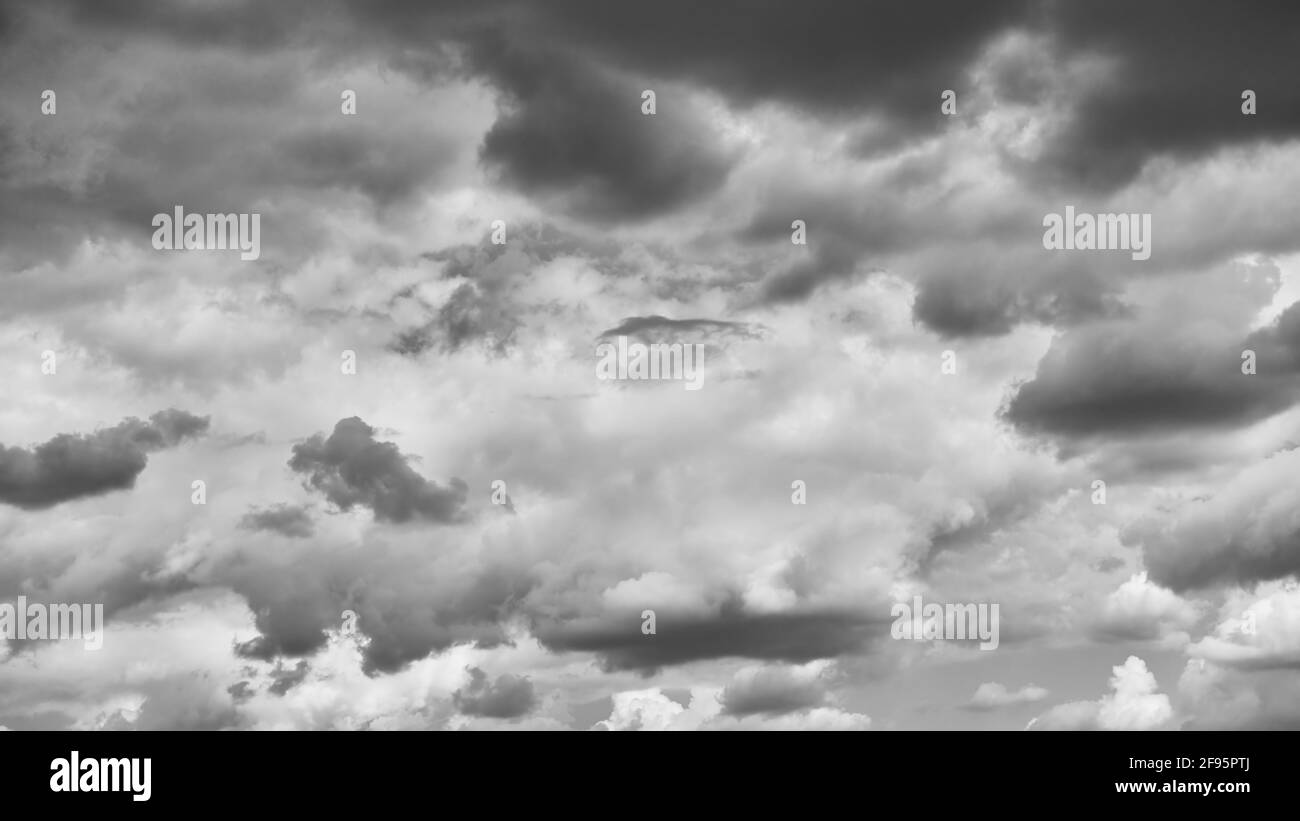 Wolkiger Himmel im Hintergrund. Dramatische Wolkenlandschaft Stockfoto