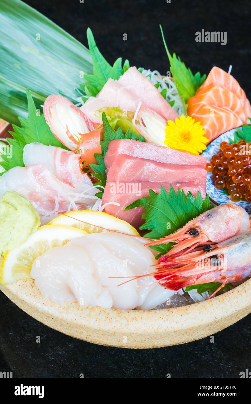 Gemischter roher und frischer Sashimi mit Lachs-Thunfisch-Garnelen-Jakobsmuschel - Japanisches Essen Stil Stockfoto