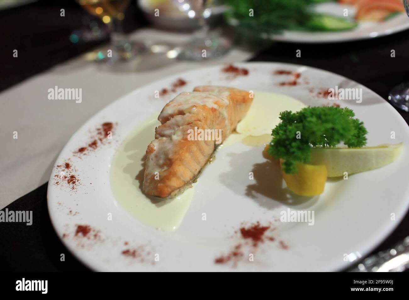 Lachssteak auf einem Teller im Restaurant Stockfoto