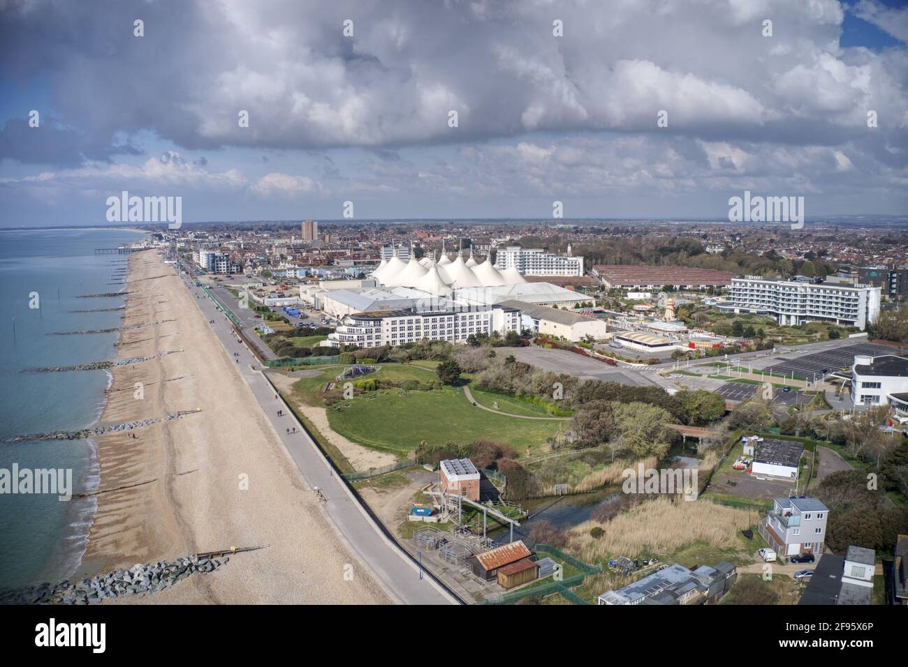 Luftlandschaft der West Sussex Küste von Felpham bis Bognor Regis an einem sonnigen und warmen Frühlingstag in England. Stockfoto