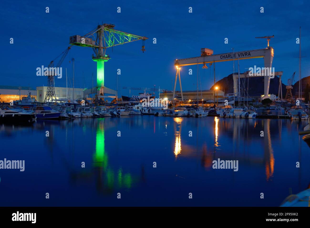 Nacht oder Dämmerung über den Kranichen, Bootswerft, Hafen und Hafen von La Ciotat Provence Frankreich Stockfoto