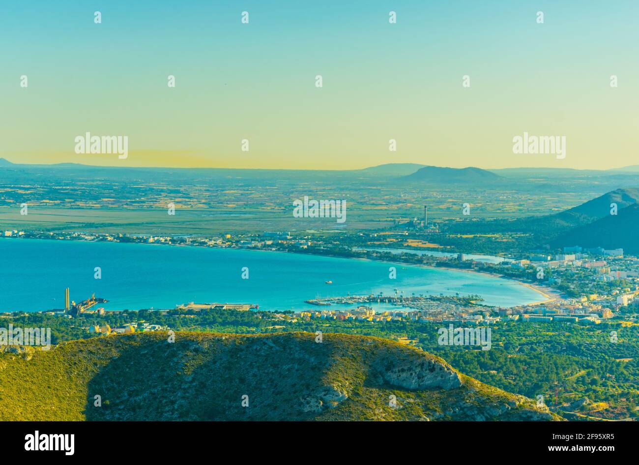 Alcudia Bucht und Port d'Alcudia Stadt auf Mallorca, Spanien Stockfoto