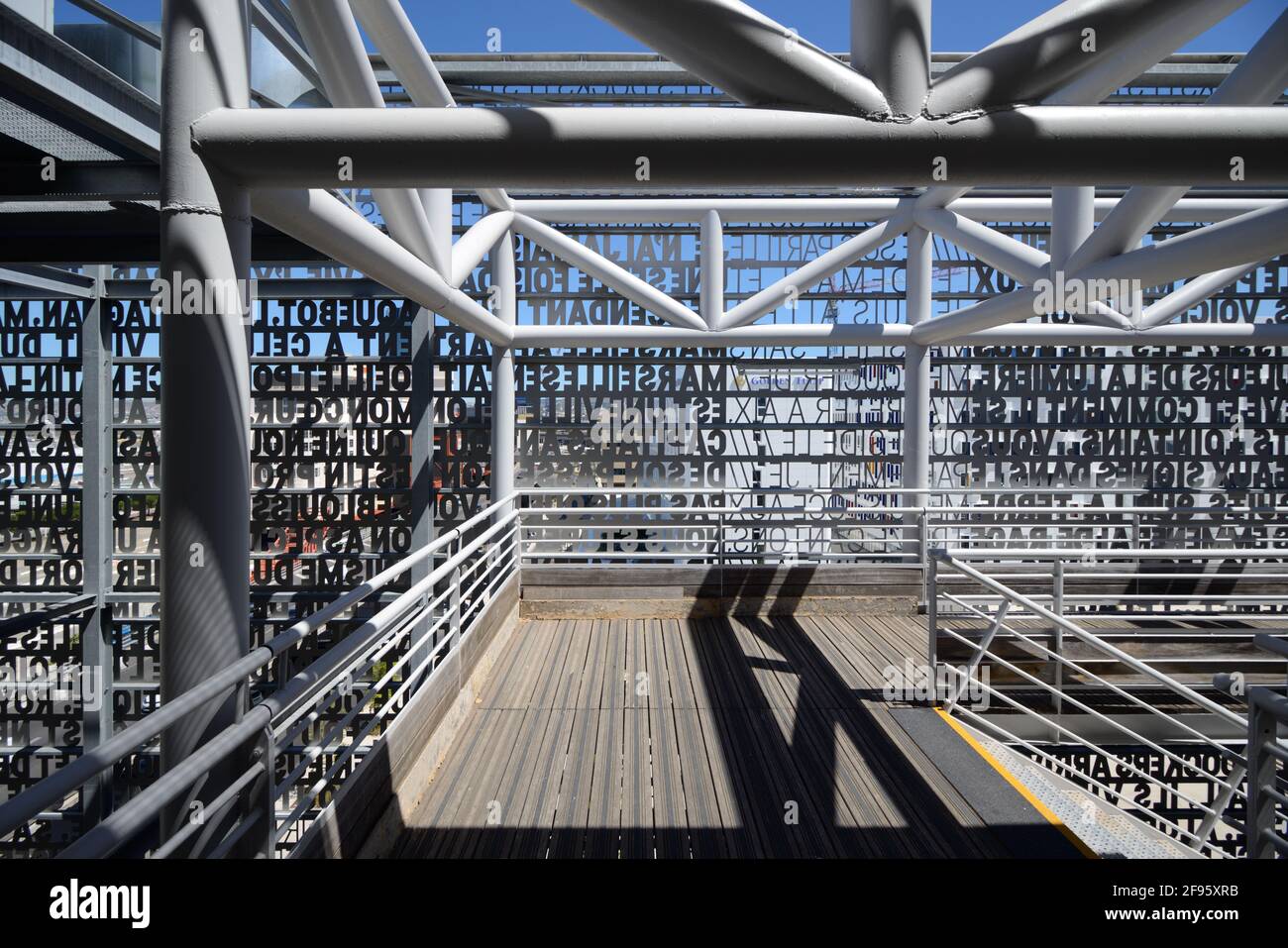 Erweiterung des Stahlrohrrahmens und der Treppe des restaurierten Docks Building, jetzt ein Einkaufszentrum und Büroentwicklung Marseille Povence Frankreich Stockfoto