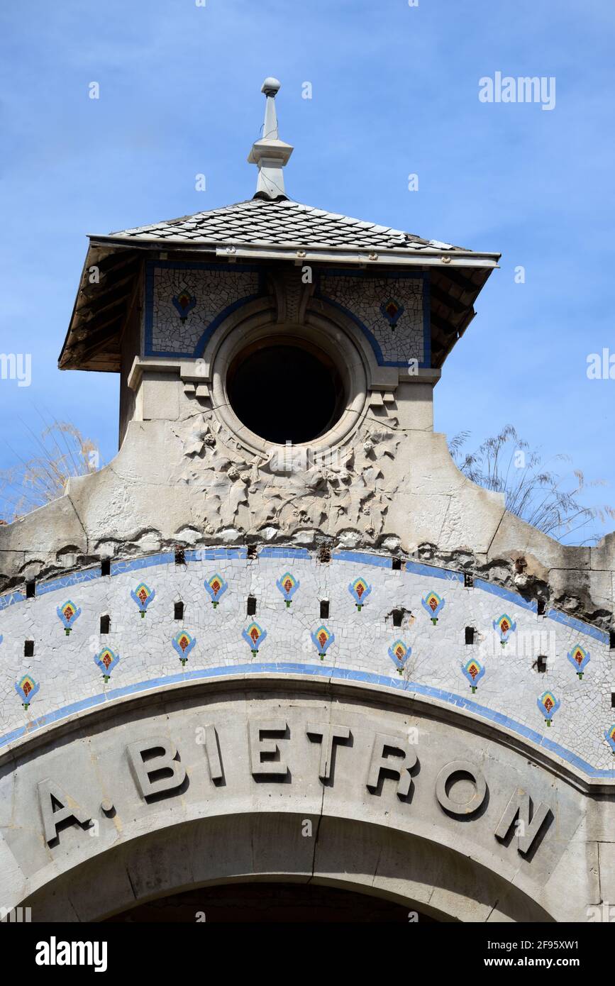 Belle Epoque Architektur oder Art Deco Fassade (1911) der Monumentaler Eingang des Biétron-Gebäudes von Gaston & Victor Faure Marseille Provence Frankreich Stockfoto