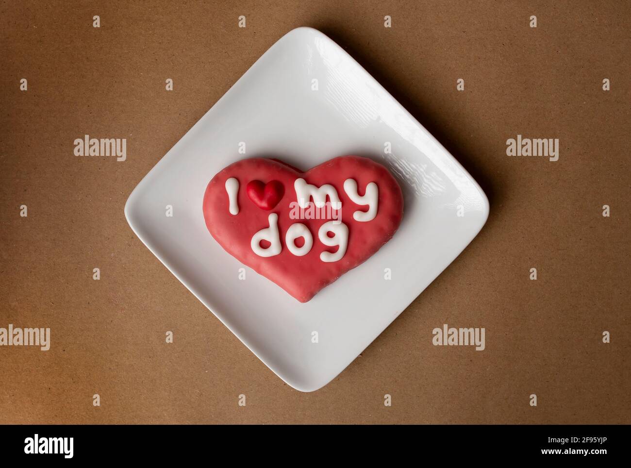 I Love My Dog Keks auf Teller, sauberer Hintergrund Stockfoto