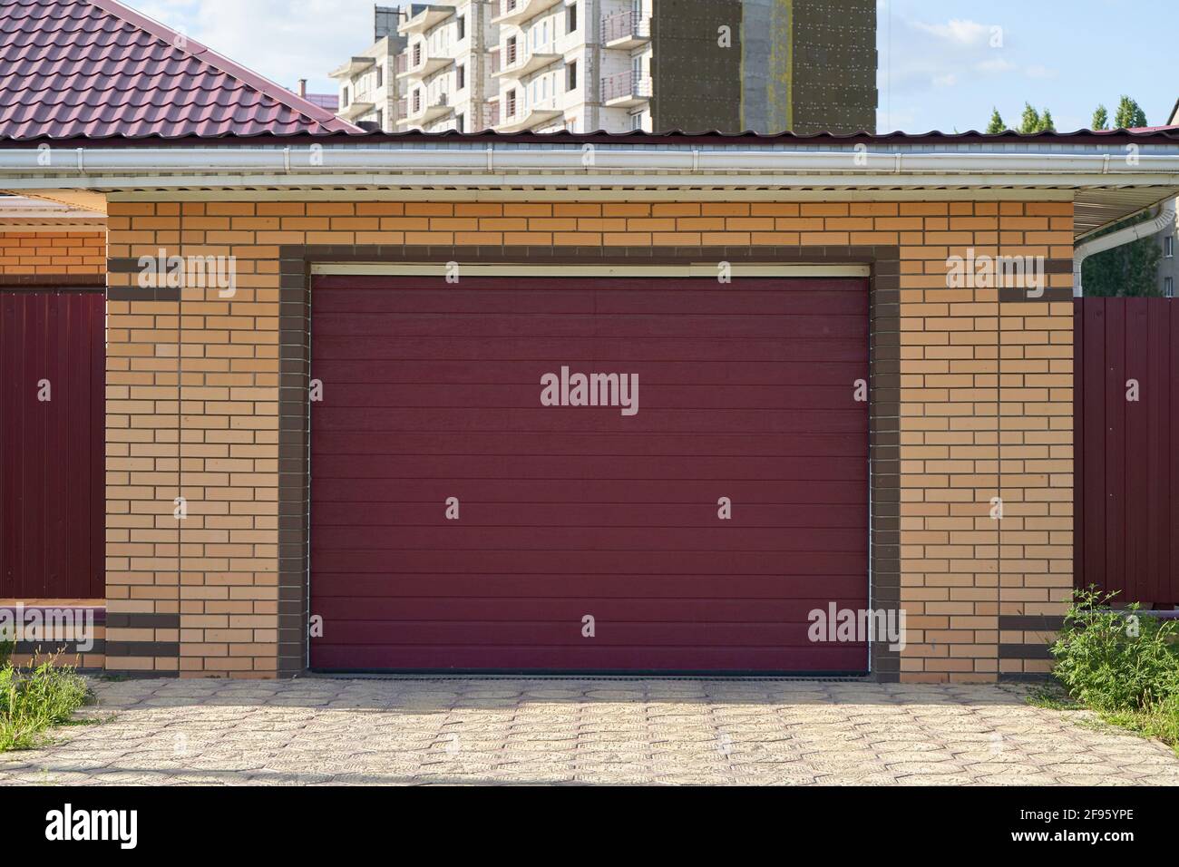 Garage mit automatischem Anheben braun Tür Stockfoto