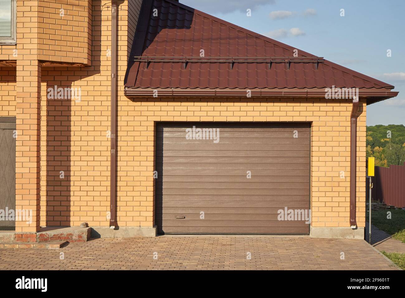 Garage mit automatischem Garagentor, das an das Haus angeschlossen ist Stockfoto
