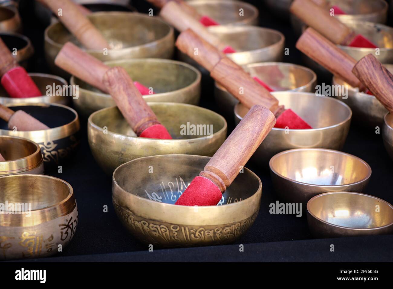 Tibetische Klangschale in einem Straßenmarkt Stockfoto