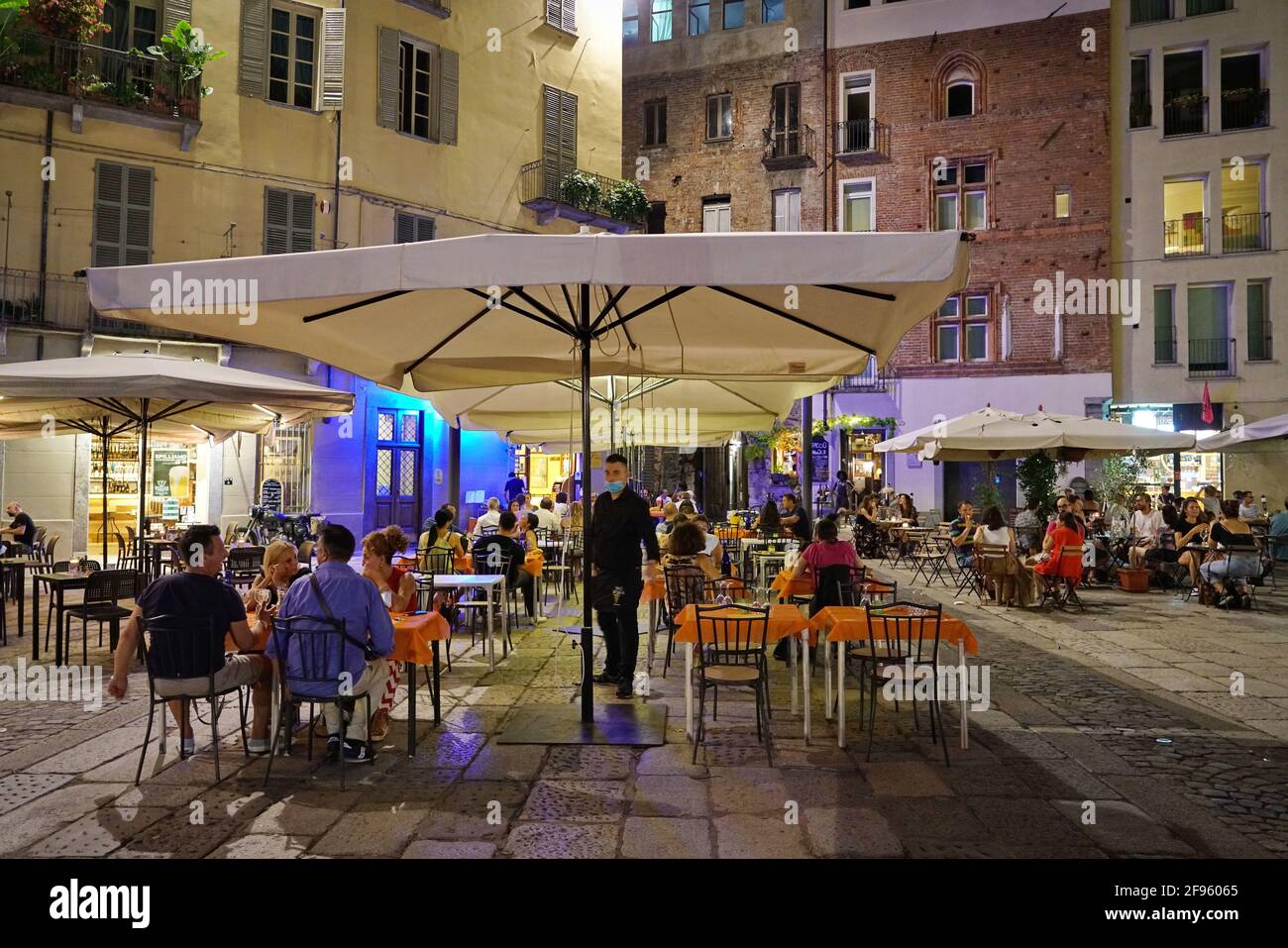 Restaurant wieder geöffnet. Gäste sitzen an Tischen auf einer Terrasse außerhalb des Cafés in Turin, Italien, Juli 2020. Stockfoto
