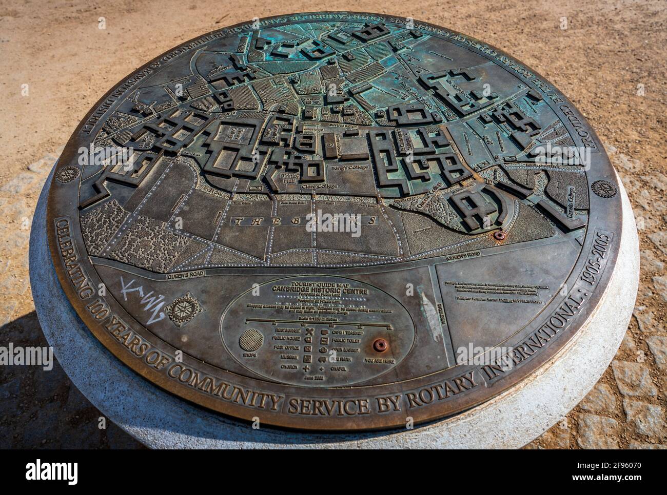 Bronze Relief Map of Cambridge Historic City Centre UK. Präsentiert von Rotary International 2005. Auf der Rückseite gelegen. Stockfoto