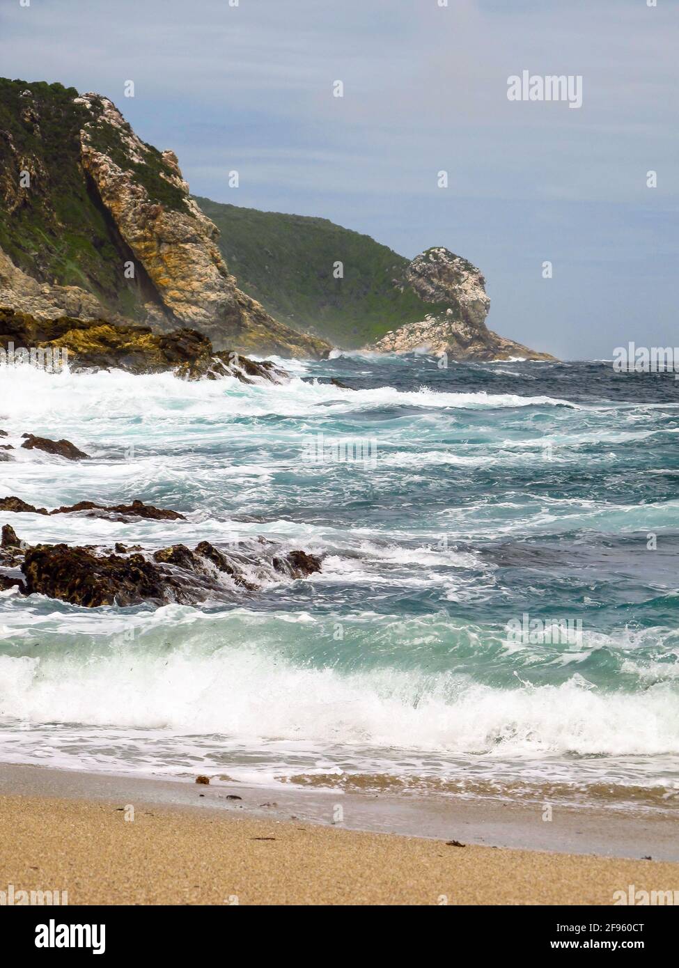 Der raue südliche Indische Ozean, mit Wellenbrechern an der bergigen Tsitsikamma-Küste in Südafrika Stockfoto