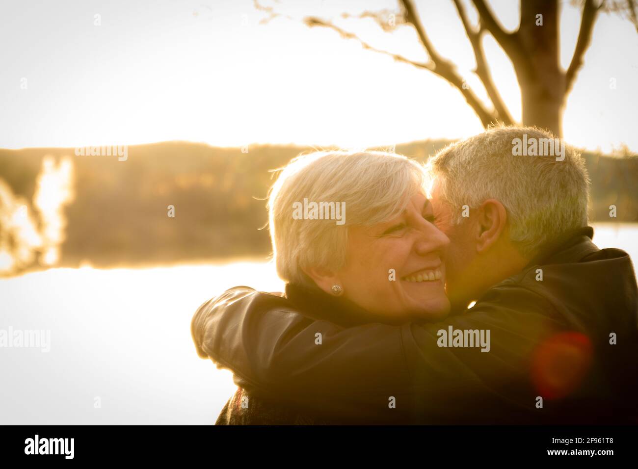 Ältere Paar-Modelle in der Liebe in den Sonnenuntergang Stockfoto