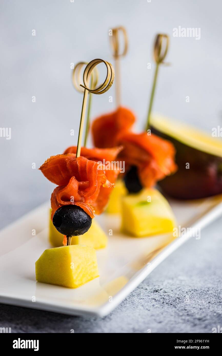 Fingerfood zum Mittagessen mit frischer Mango und Lachs Stockfoto