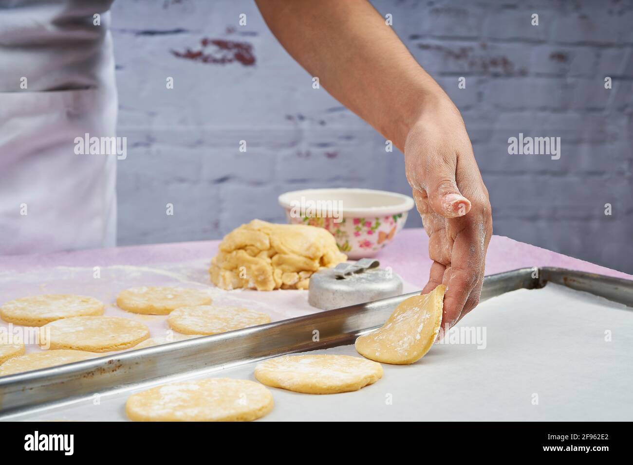 Legen Sie die Kekse auf das Backblech auf eine Basis aus fettfestem Papier. Stockfoto