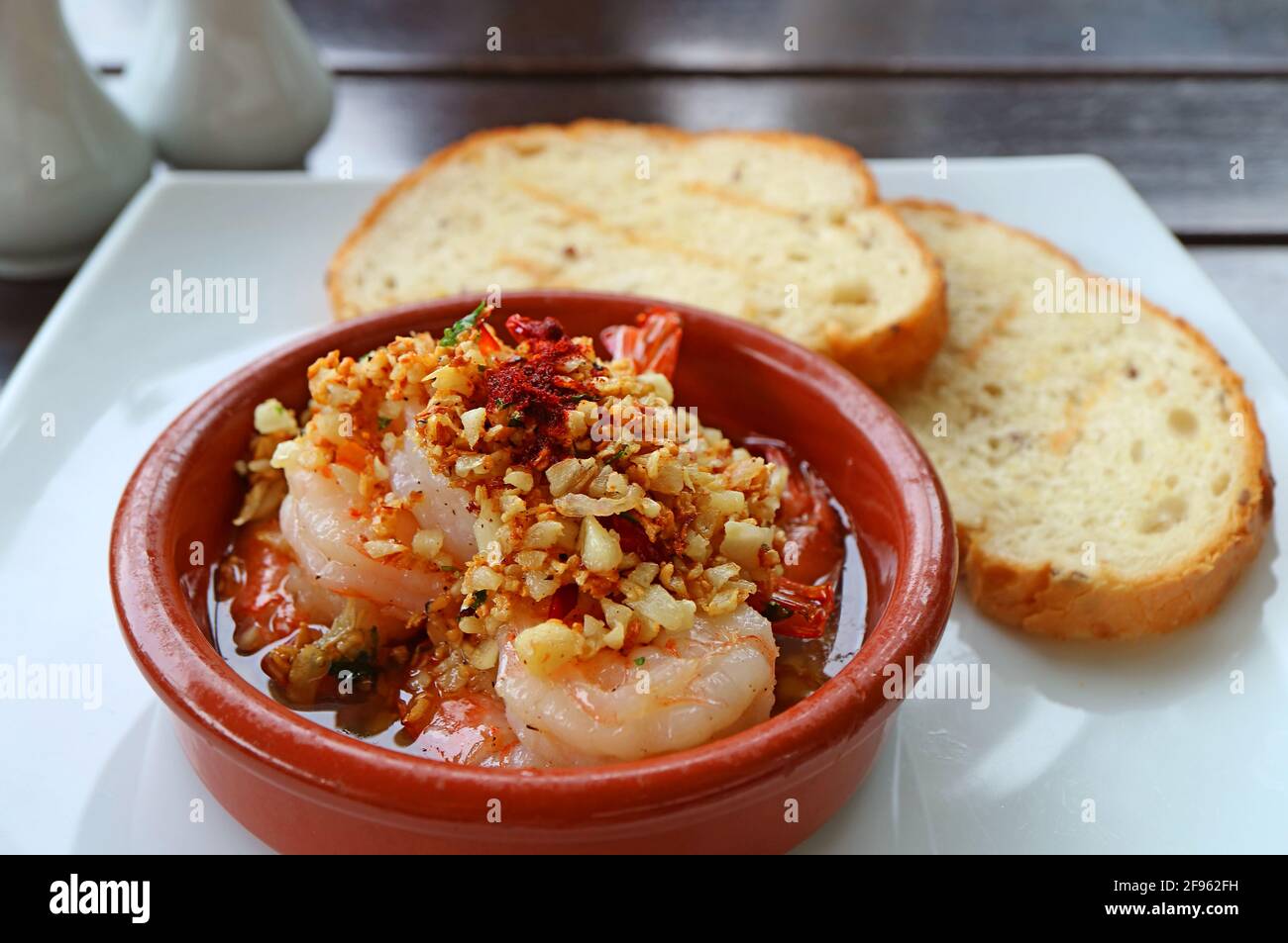 Spanische bekannte Gericht mit würzig Knoblauch Shrimps genannt Gambas Al Ajillo Stockfoto