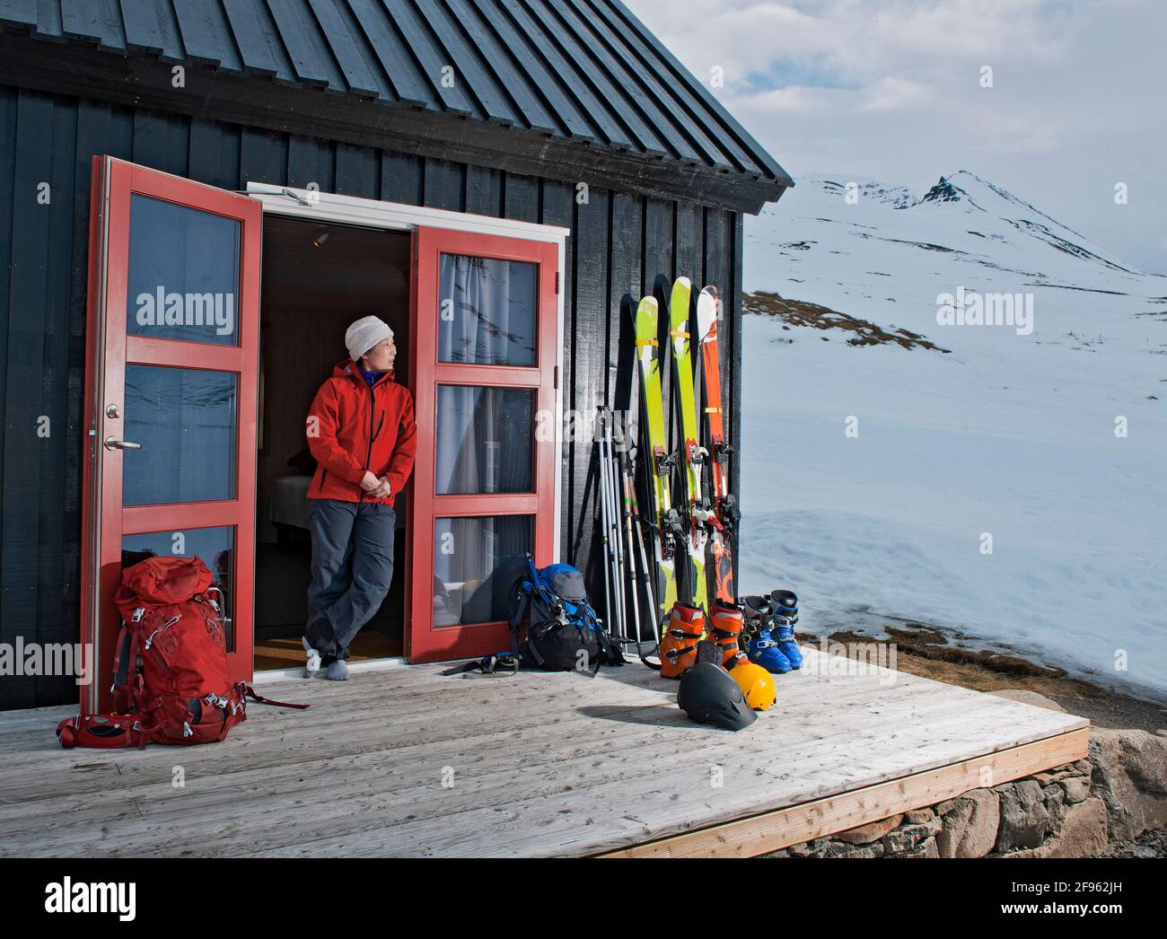Frau, die sich für Skitouren in der Skihütte vorbereitet Island Stockfoto
