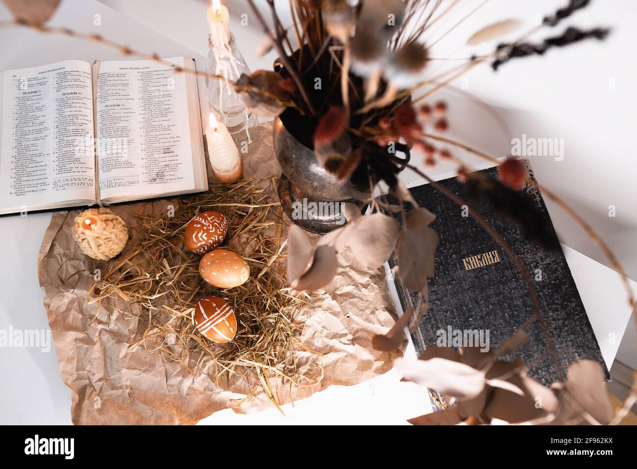 Kerzen, bemalte Eier und bibel. ostern zu Hause Stockfoto