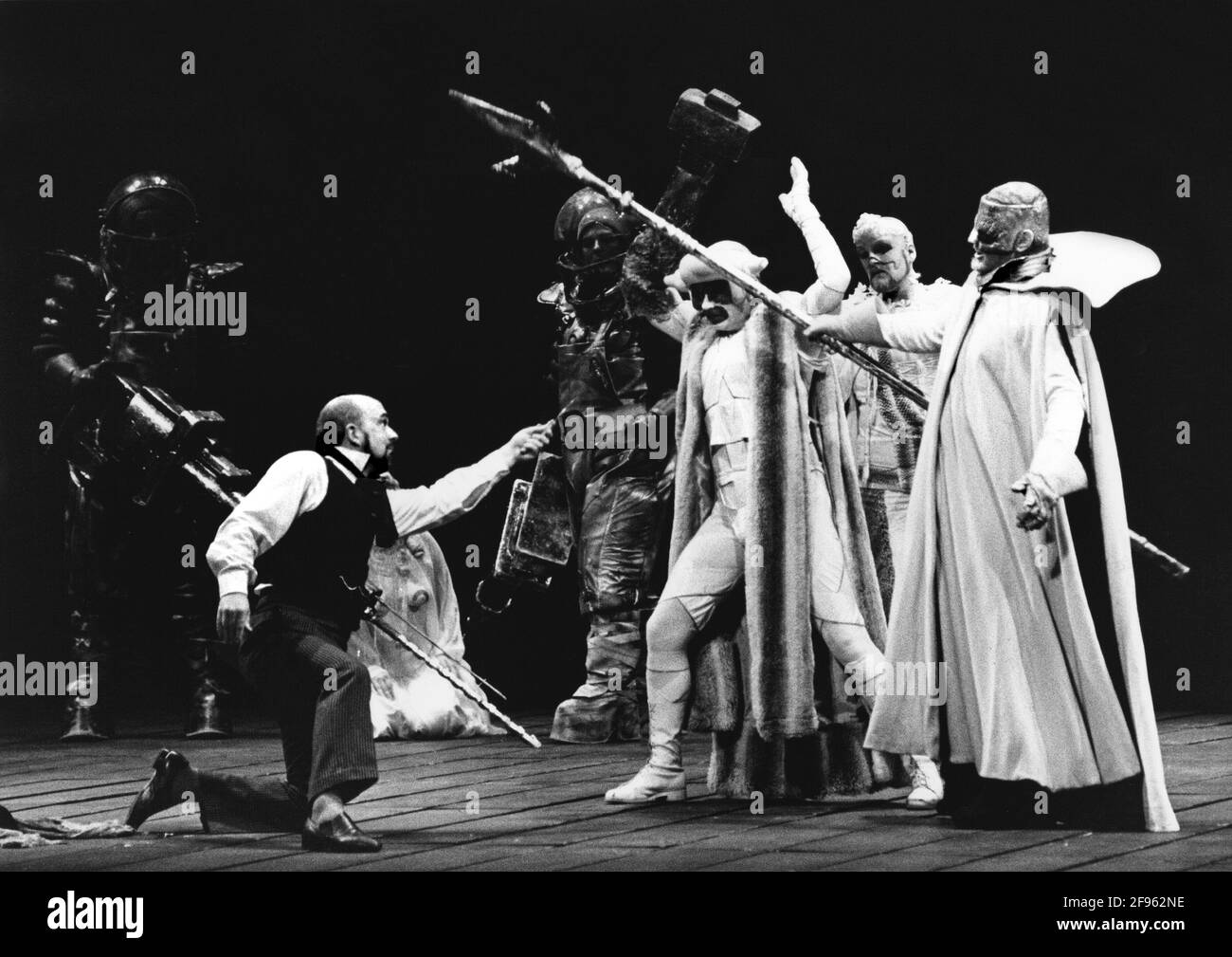 Front, l-r: Robert Tear (Loge), Barry Mora (Donner), John Treleaven (Froh), Donald McIntyre (Wotan) in das RHEINGOLD von Wagner an der Royal Opera, Covent Garden, London WC2 11/09/1980 Dirigent: Colin Davis Bühnenbild: Josef Svoboda Kostüme: Ingrid Rosell Beleuchtung: William Bundy Choreograf: Eleanor Fazan Regisseur: Gotz Friedrich Stockfoto