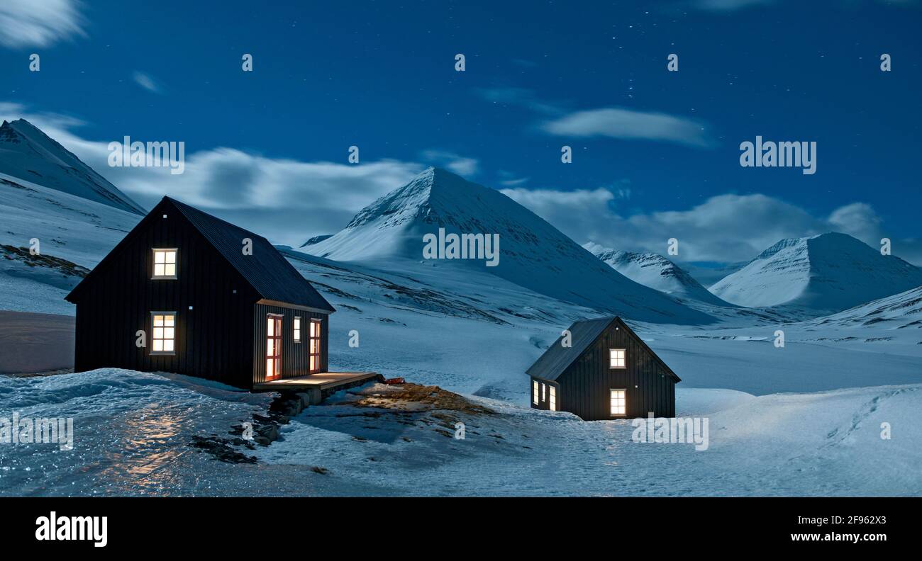 Nachthimmel über abgelegenes Skihütte in Island auf einem Klare Nacht Stockfoto