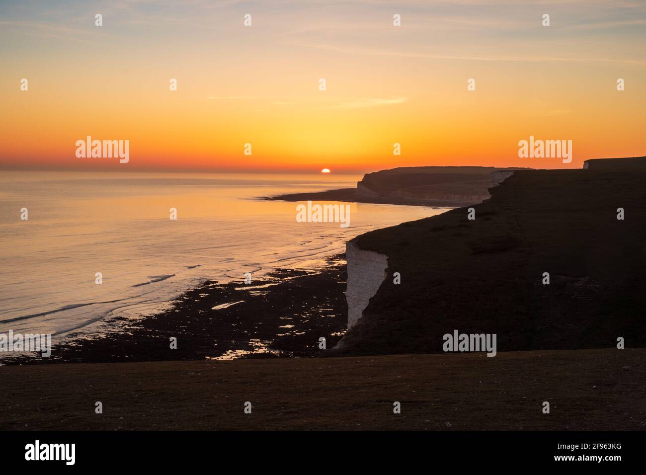 Blick von Rough Brow über die Seven Sisters in Richtung Seaford Head and Hope Gap in der Abenddämmerung (2) Stockfoto