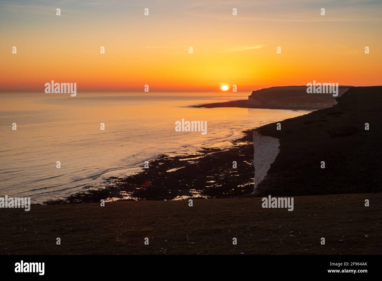 Blick von Rough Brow über die Seven Sisters in Richtung Seaford Head and Hope Gap in der Abenddämmerung (1) Stockfoto