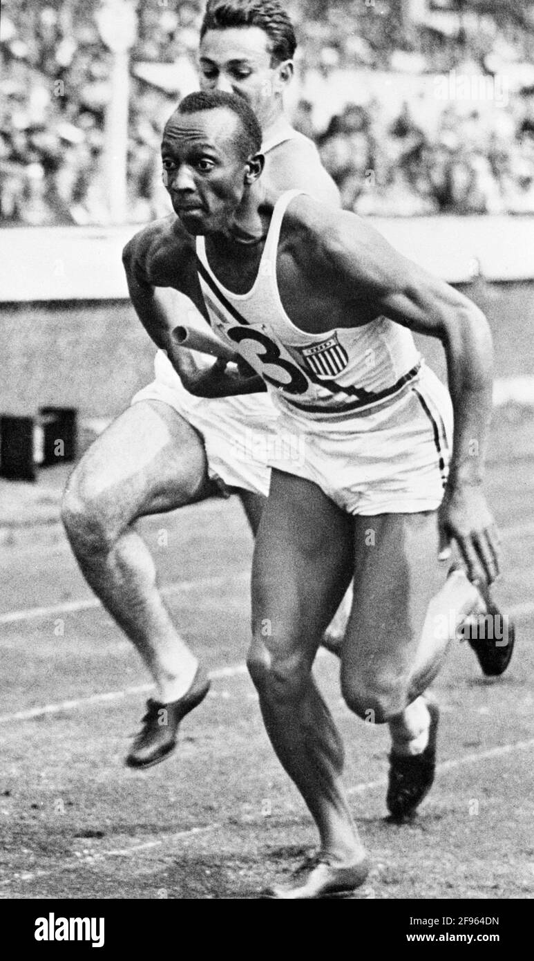 Jesse Owens.der amerikanische Sprinter James Cleveland 'Jesse' Owens (1913-1980) in der 4x100-Staffel bei den Olympischen Spielen 1936 in Berlin. Stockfoto