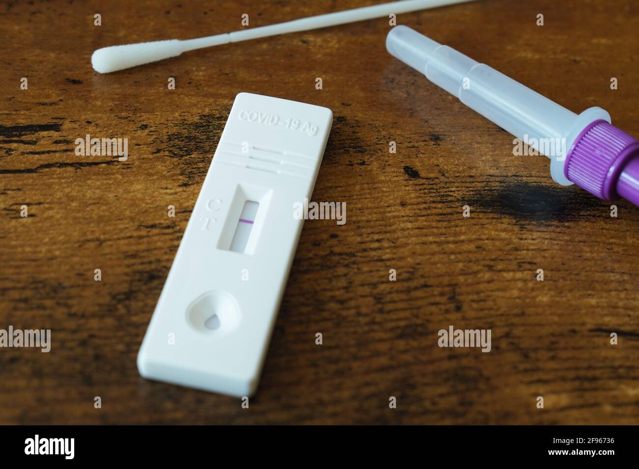 Coronavirus covid19 RapidAntigenSelbsttestKit mit negativem