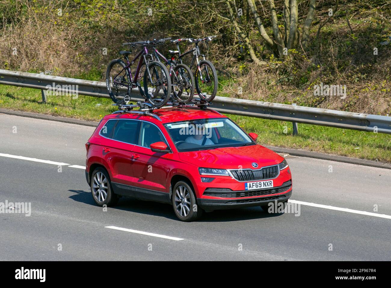 2019 Red Skoda Karoq SE L TSI ; Fahrzeuge, Autos, Fahrzeuge, die auf britischen Straßen fahren, Motoren, die Fahrräder umstellen, auf dem englischen Autobahnnetz der M6 fahren Stockfoto