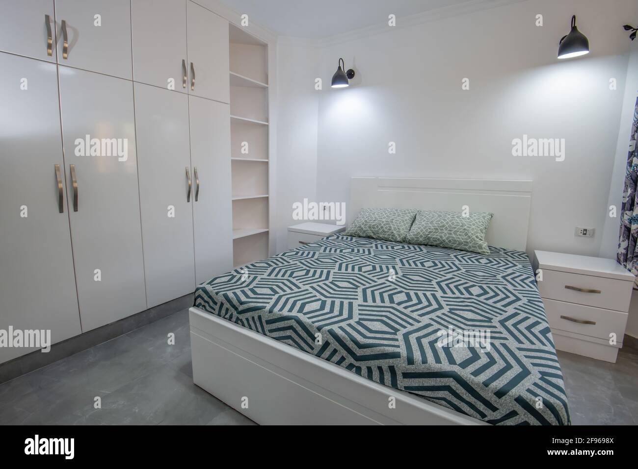 Interior Design Einrichtung Einrichtung von Luxus zeigen home Schlafzimmer mit Möbeln und Doppelbett Stockfoto