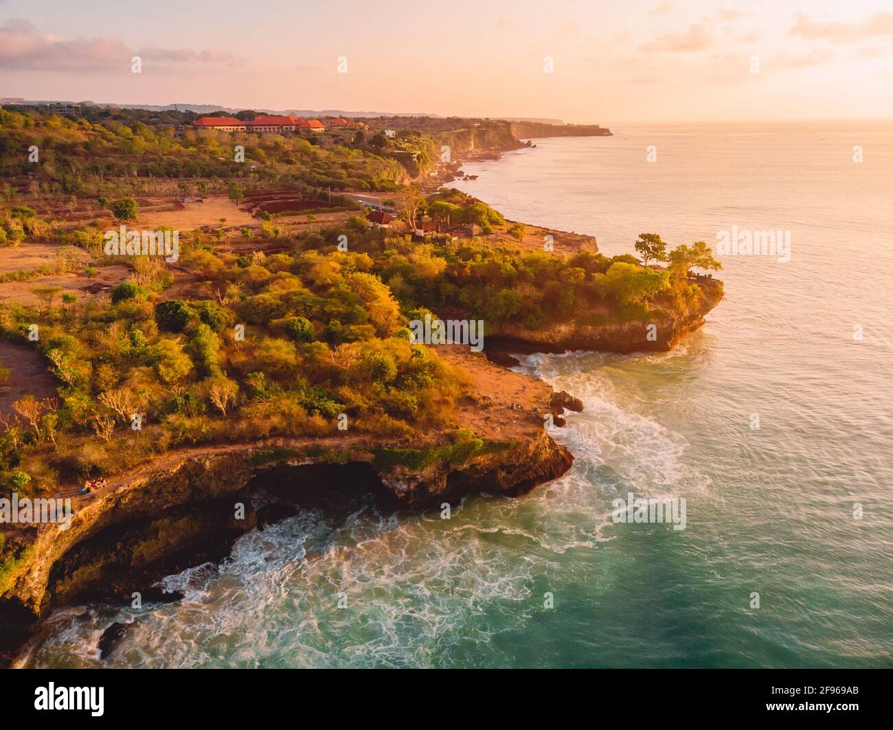 Luftaufnahme felsige Küste und warmer Sonnenuntergang. Drohne auf der Insel  Bali Stockfotografie - Alamy